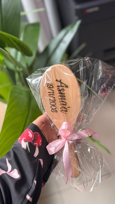 مشاطة شعر خشب